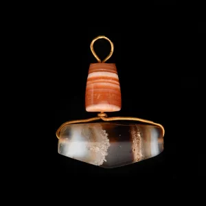 A Persian Agate and Gold Pendant, ca. 550 - 330 BCE