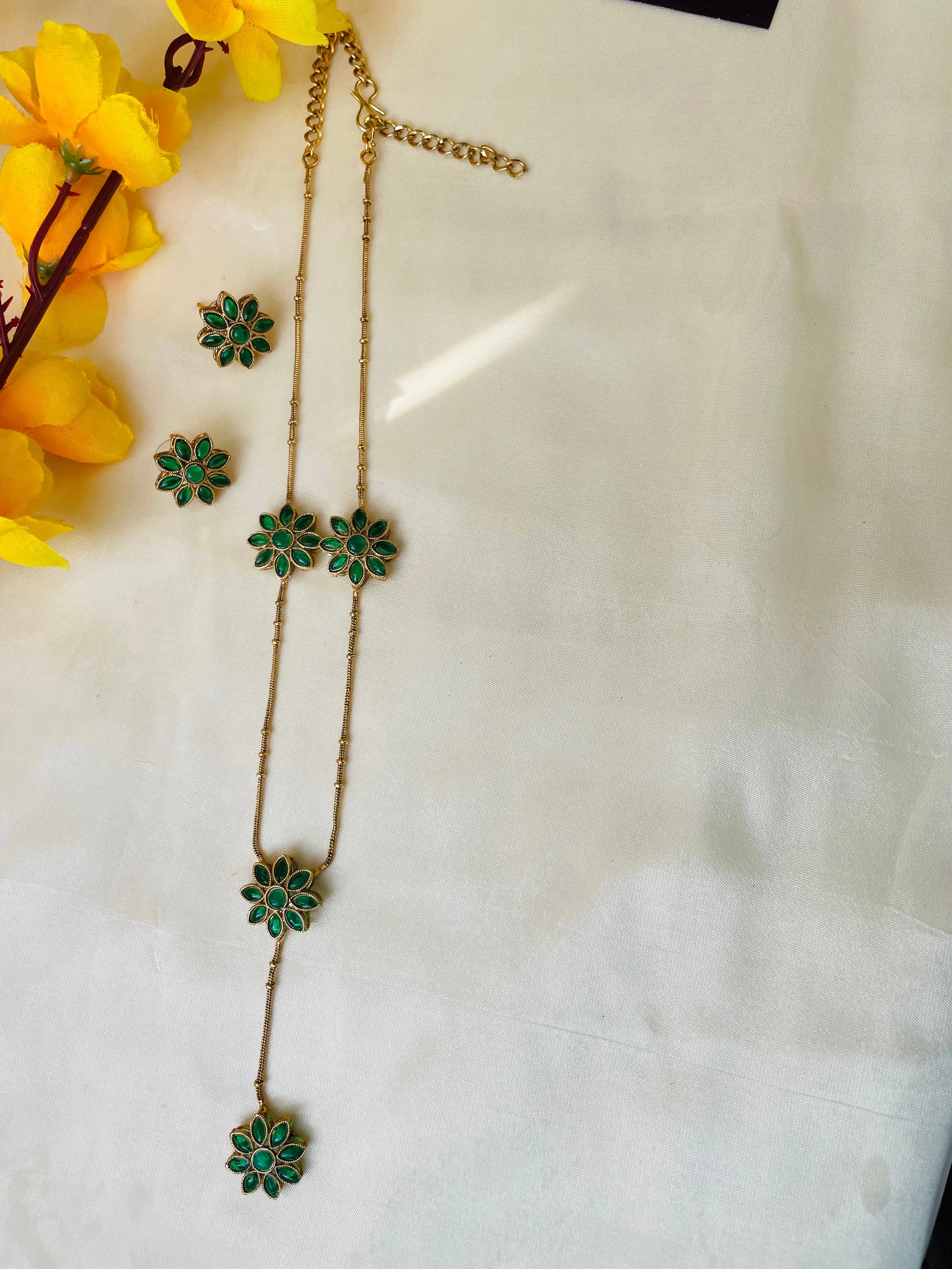 Green star  single liner necklace