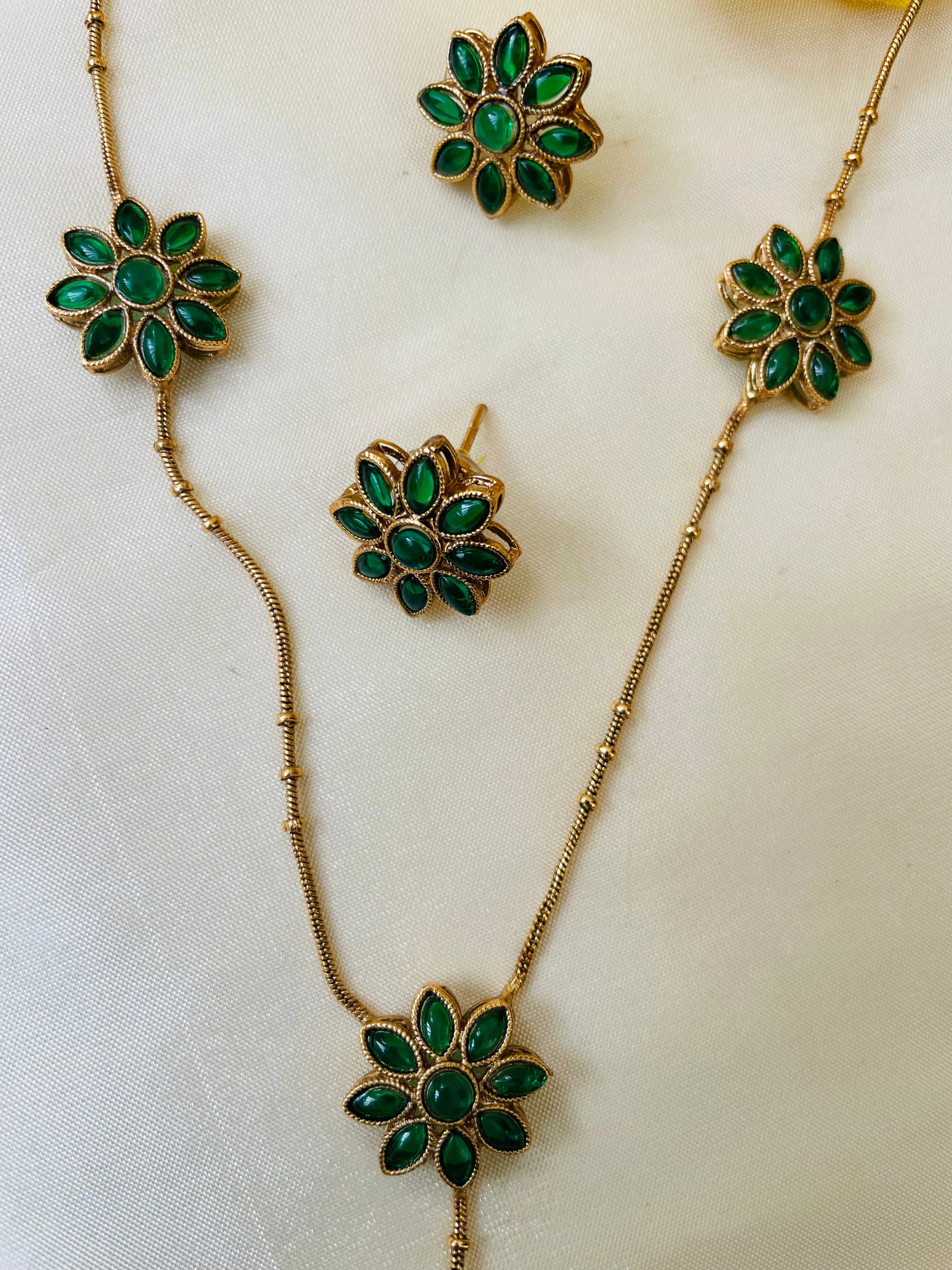 Green star  single liner necklace